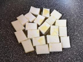 炒锅内倒适量的食用油烧热，放入千叶豆腐。