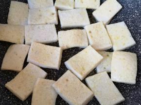 中火煎至两面微黄，盛出备用。