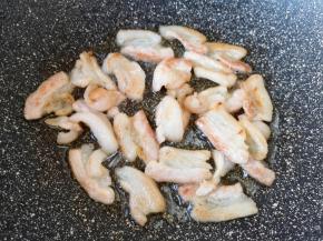 锅底留余油，下入肉片炒出油脂。