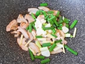 下入葱姜蒜。