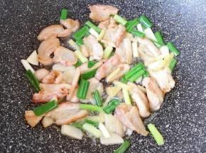 炒出香味。