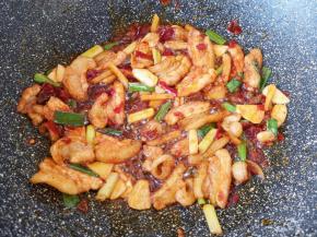 加入豆瓣酱，炒出红油。