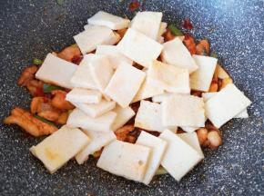 下入煎好的千叶豆腐。