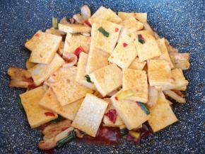 加一点水，焖炒3分钟左右。