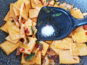 放糖中和一下豆瓣酱的咸味。