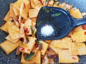 放糖中和一下豆瓣酱的咸味。