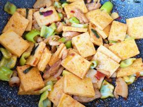 翻炒至青椒断生即可。