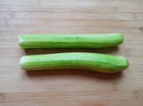 丝瓜去皮洗干净。