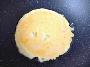 炒锅内倒适量的食用油烧热，倒入蛋液。