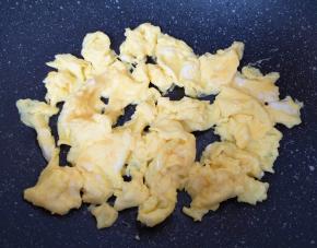 炒熟盛出备用。