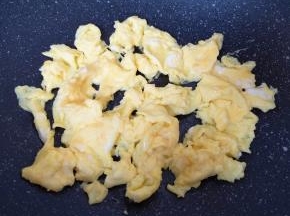 炒熟盛出备用。