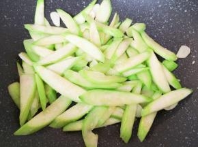 下入丝瓜片。
