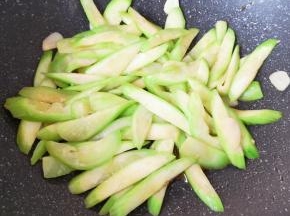 翻炒至变色。