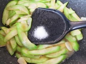 放盐调味。