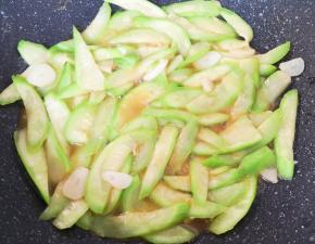 加入生抽翻炒均匀。