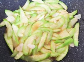 加入生抽翻炒均匀。
