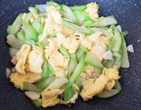 下入炒熟的鸡蛋翻炒均匀。