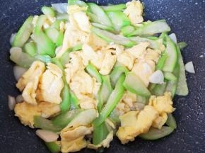 下入炒熟的鸡蛋翻炒均匀。