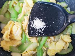 放蘑菇精增加口感。