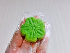 再用月饼模具压出花纹，这样就做好啦。