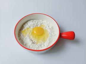 低筋面粉过筛加入鸡蛋一个。