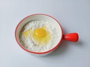 低筋面粉过筛加入鸡蛋一个。