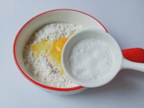 加入白砂糖【白砂糖的量根据自己的口味调整，这个白砂糖的量甜度偏淡】