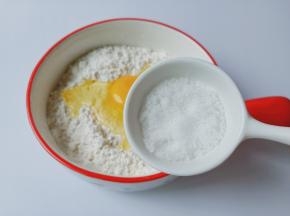 加入白砂糖【白砂糖的量根据自己的口味调整，这个白砂糖的量甜度偏淡】