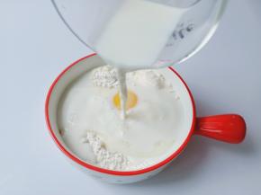 依次加入纯牛奶。