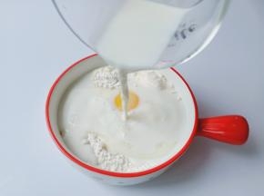 依次加入纯牛奶。