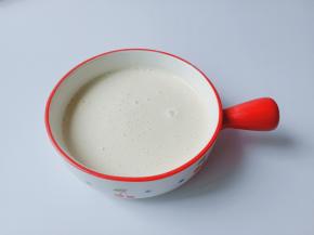 用打蛋器将面糊搅拌均匀。