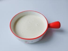 用打蛋器将面糊搅拌均匀。