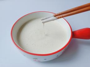 筷子挑起来的面糊呈现拉丝状态，说明面糊刚刚好。