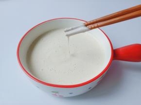 筷子挑起来的面糊呈现拉丝状态，说明面糊刚刚好。