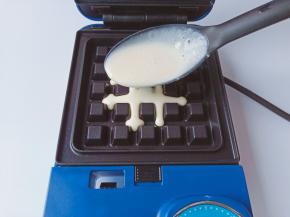 预热好的三明治机舀一勺面糊。