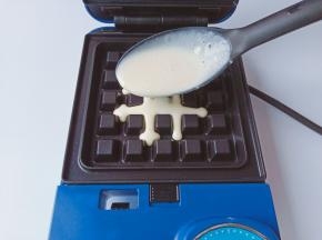 预热好的三明治机舀一勺面糊。