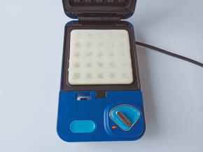 面糊要均匀地铺满整个格子，盖上盖子五分钟就可以。