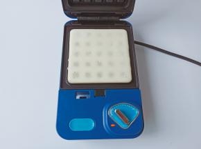 面糊要均匀地铺满整个格子，盖上盖子五分钟就可以。