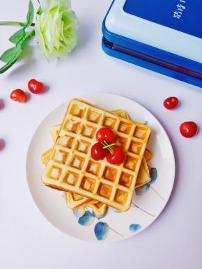 华夫饼属于点心菜谱，主要原料是鸡蛋和牛奶，做法也超级简单。