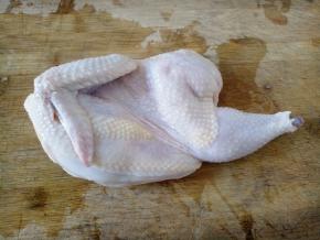 做这道菜要用肉质比较嫩的鸡，比如三黄鸡。将鸡洗干净，剁一半，人多就用完整的一只。