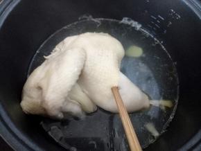 到时间后，用筷子扎一下肉最厚的地方，就是大腿或鸡胸那，能轻松扎穿没有血水流出，就断电或关火，盖上焖10-15分钟。还有血水，再煮几分钟。