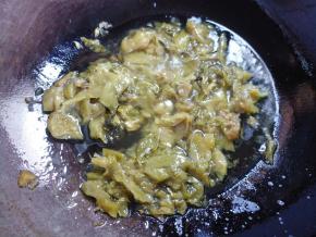 将锅烧热，倒入适量油，倒入酸菜，翻炒几分钟，炒出酸菜的香味。酸菜鱼料包装上有说明，按说明一步步来就可以了。腌鱼料用不上，不用管。