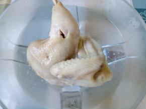 将鸡肉泡冰水中降温。浸泡十来分钟就好。