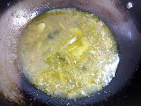 将前面煮鸡的汤用来煮酸菜，将调味料倒入，拌匀，然后盖上煮几分钟。注意，这个汤是用来浸泡鸡肉的，因为鸡肉是没味的，汤要偏咸一点点，所以水量比说明上的要少一些，我用的大概是一半的量。