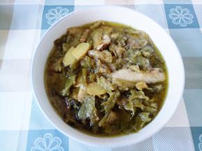 酸菜汤煮好先晾凉，晾到不是很烫就倒入鸡肉碗中。