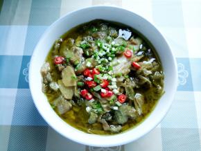 酸菜汤浸泡鸡肉时间越长越入味，至少要一小时以上。最后撒一点小米椒和葱花，不加也可以，加了就颜色好看一些。