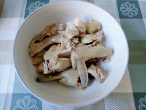 将降温的鸡肉剁好，码放在一个大汤碗中。
