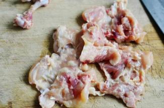 1.将鸡翅根用剪刀将骨头剔除，并且将肉用刀背或者肉锤敲打开