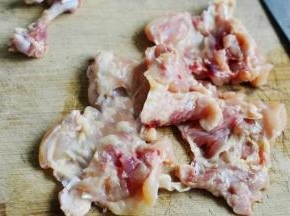 1.将鸡翅根用剪刀将骨头剔除，并且将肉用刀背或者肉锤敲打开