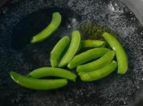 5.烧开水放少许油将荷兰豆烫熟待用